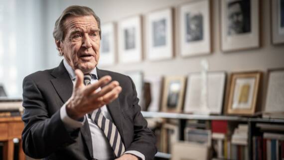 Schröder hofft, dass seine Freundschaft zu Putin vielleicht noch hilfreich sein könnte