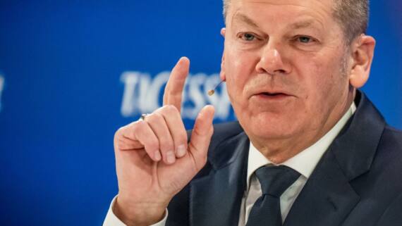 „Das ist peinlich für uns als Land“, sagt Scholz über die deutsche Ukraine-Debatte