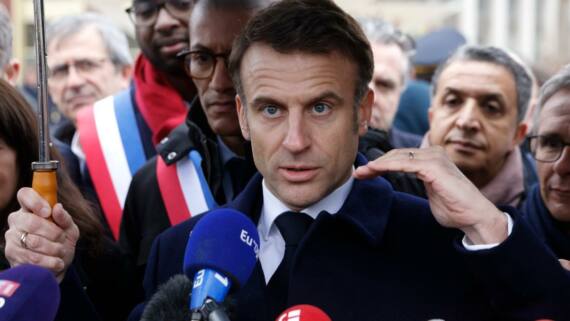 „Wir dürfen nicht schwach sein“, sagt Macron – und warnt vor einem Putin-Sieg