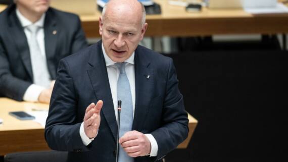 Wegner fordert Kanzler-Machtwort zum Thema Bezahlkarte für Flüchtlinge
