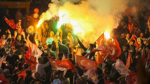 Mit einem „historischen Ergebnis“ bröckelt Erdogans Basis