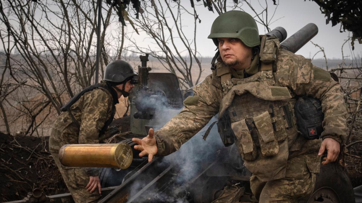 Selenskyj senkt Altersgrenze für Einberufung in Militärdienst: Neue Chancen für junge Ukrainer